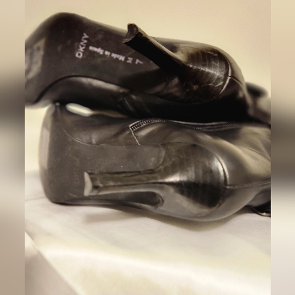 DKNY BLACK LEATHER KNEE HIGH HEELED BOOTS SIZE 7 M - Picture 9 of 16